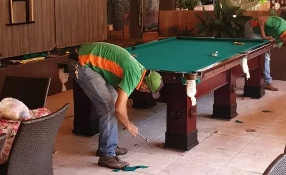 Ferramentas e nível sobre superfície de madeira