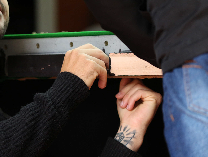 Mesa de bilhar em ambiente com iluminação